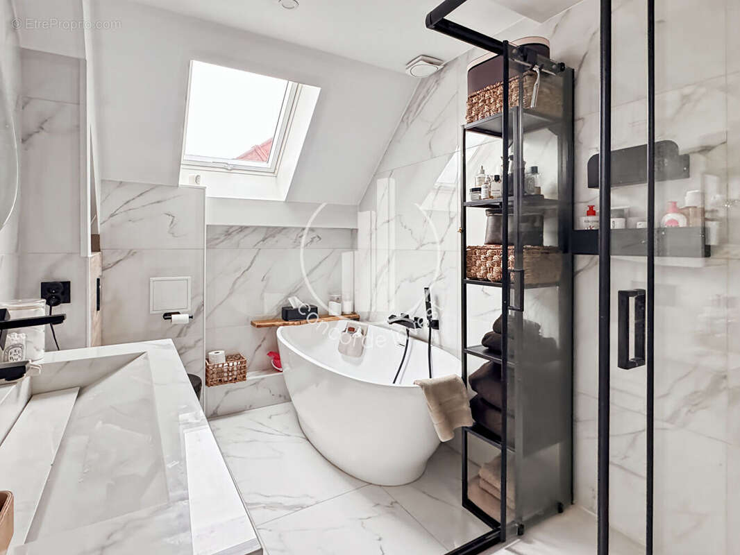 Appartement à COURBEVOIE