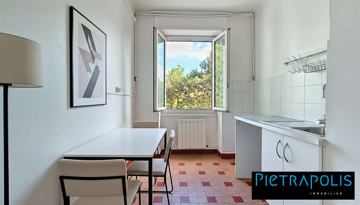 Cuisine meublée - Appartement à LYON-8E