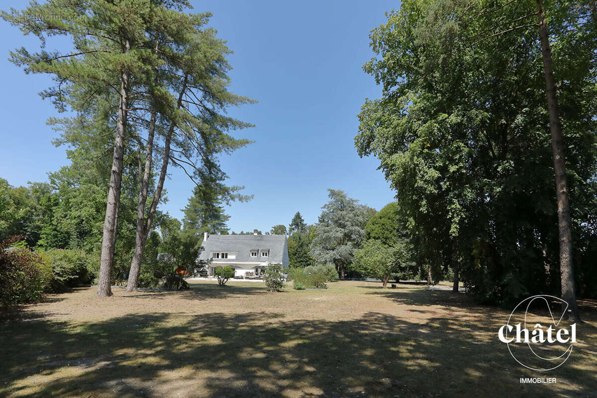 Propriété avec piscine -Une adresse rare à Gouvieux - Centre-ville - photo 14
