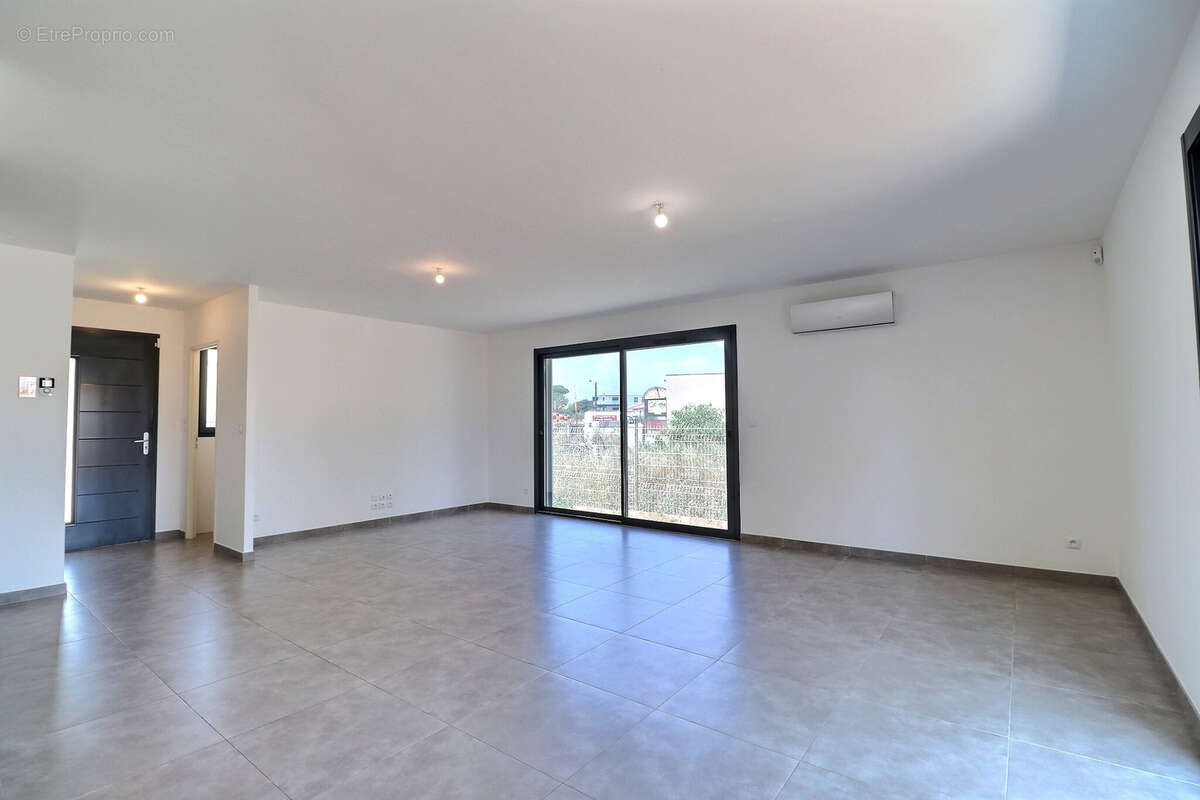 A vendre : Maison 4 pièces avec jardin et GARAGE de 94m2 à ARGELES SUR MER - photo 6