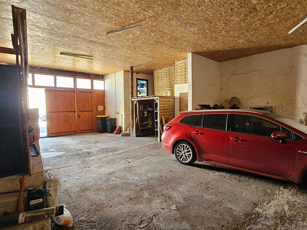 Ancienne manufacture rénovée avec jardin, garage et atelier - photo 16