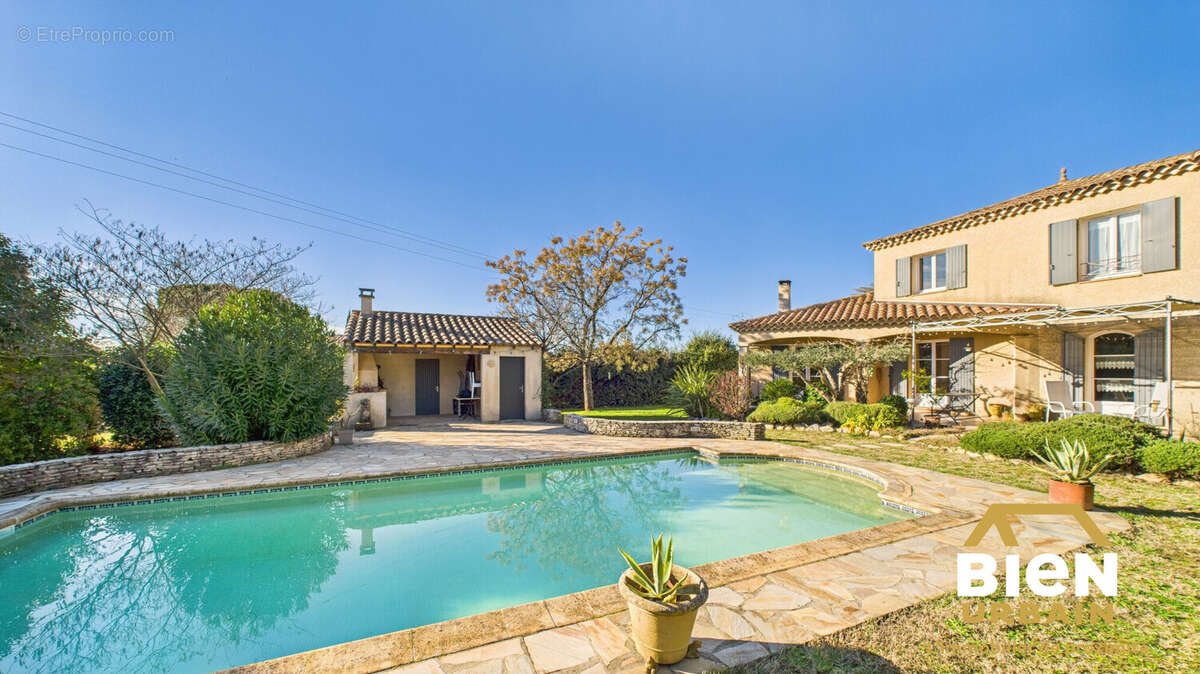 Maison à SAINT-CHAPTES