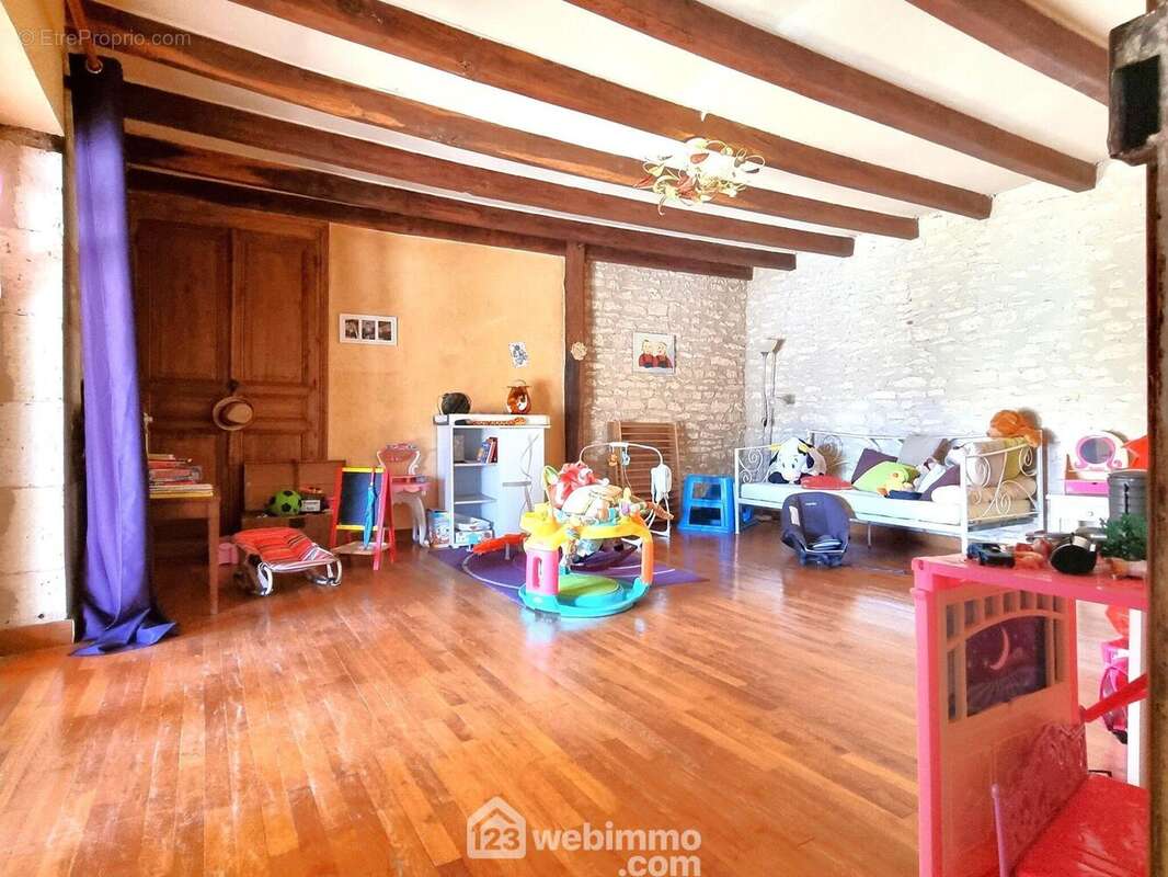 Une pièce de 27 m2 (chambre ou pièce de jeux),