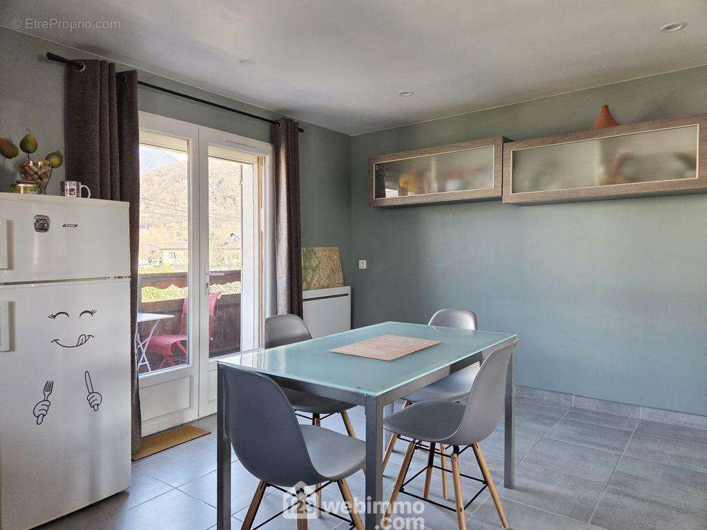 Elle donne accès à un balcon. - Appartement à ALBERTVILLE