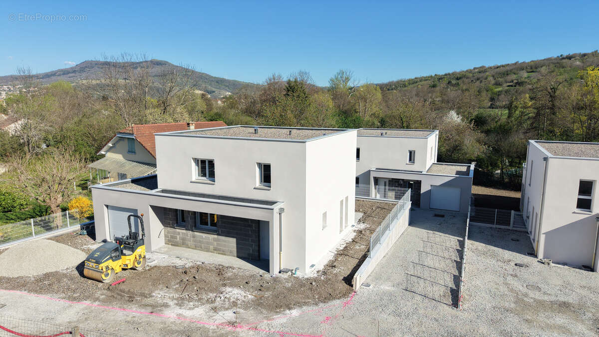 Maison à LES MARTRES-DE-VEYRE