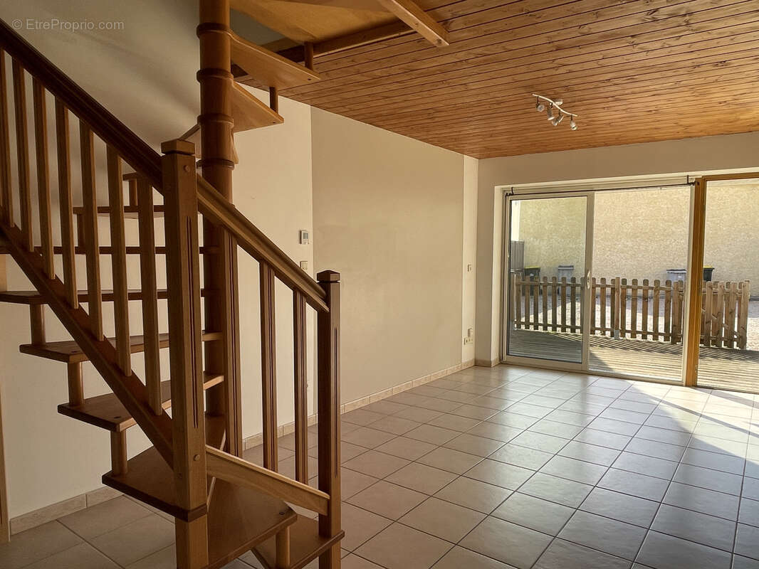 Appartement à LA TOUR-DE-SALVAGNY