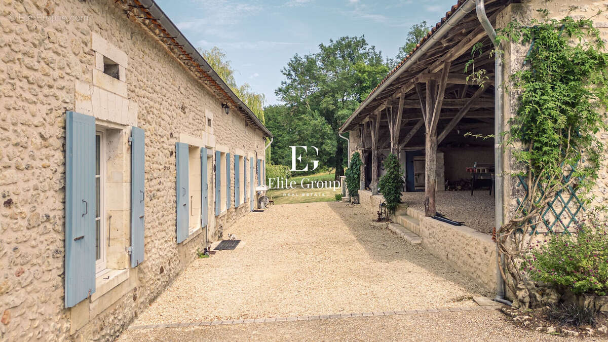 Maison à MONTMOREAU-SAINT-CYBARD