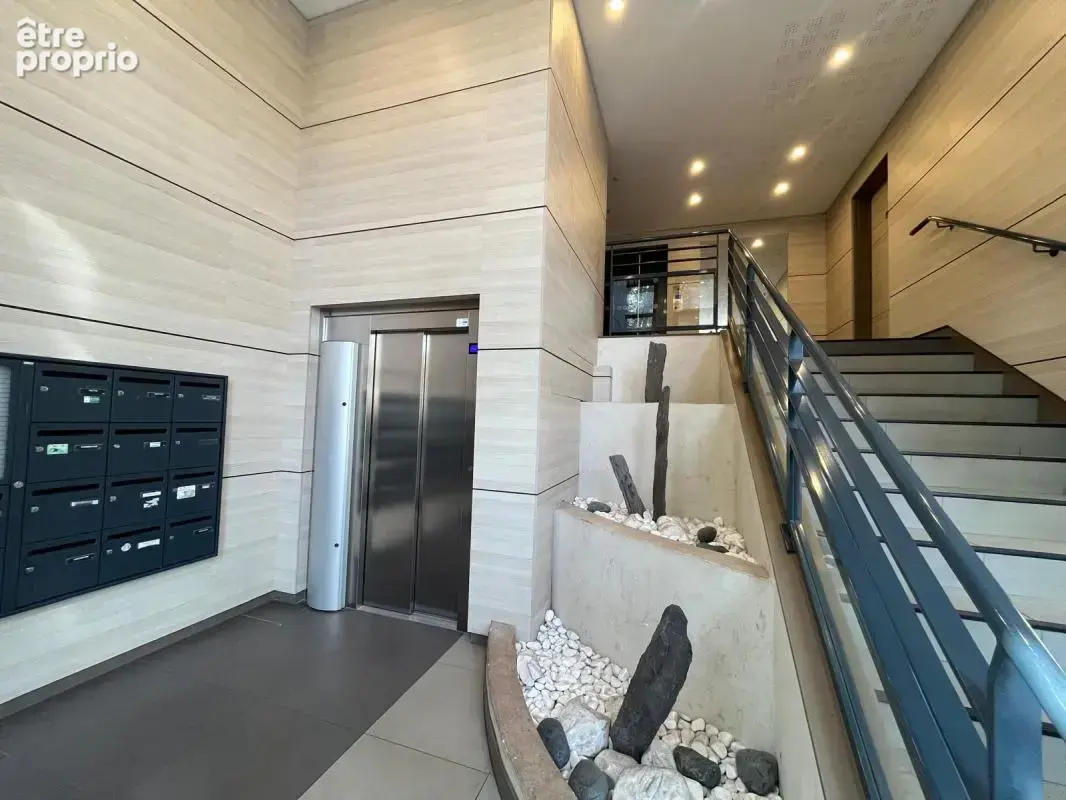 Appartement occupé  5 pièces - Immeuble récent - Saint Maurice - Vila Canaletto 26 - photo 2