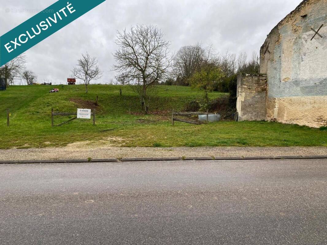 Photo 1 - Terrain à VOUTHON-HAUT