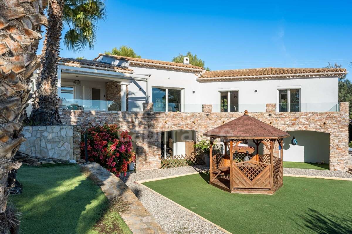 Maison à vendre 5 pièces LA CIOTAT (13) Terrain 3000 M2 Piscine,  Triple garage - photo 15