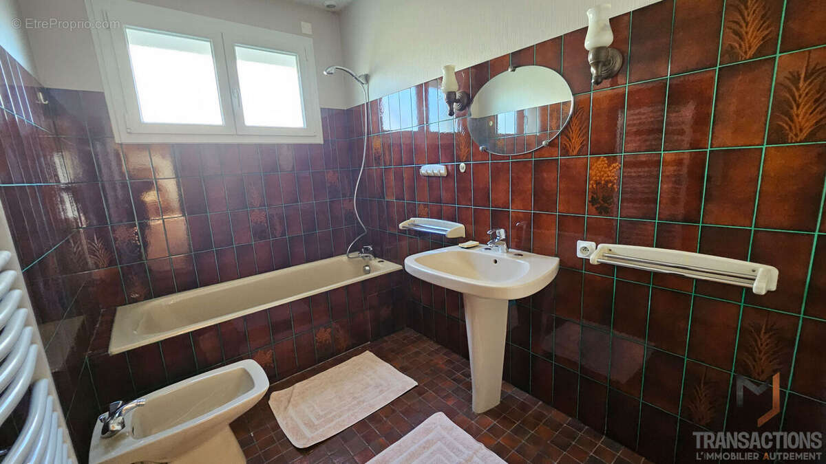 Maison à SAINT-HILAIRE-DE-CHALEONS