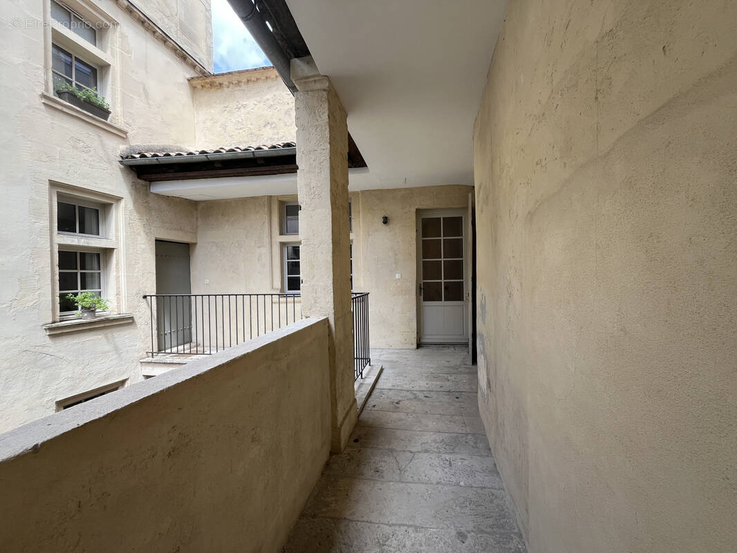 Appartement T3 de 81 m2 - Immeuble en pierre - Quartier Saint-Michel - photo 9