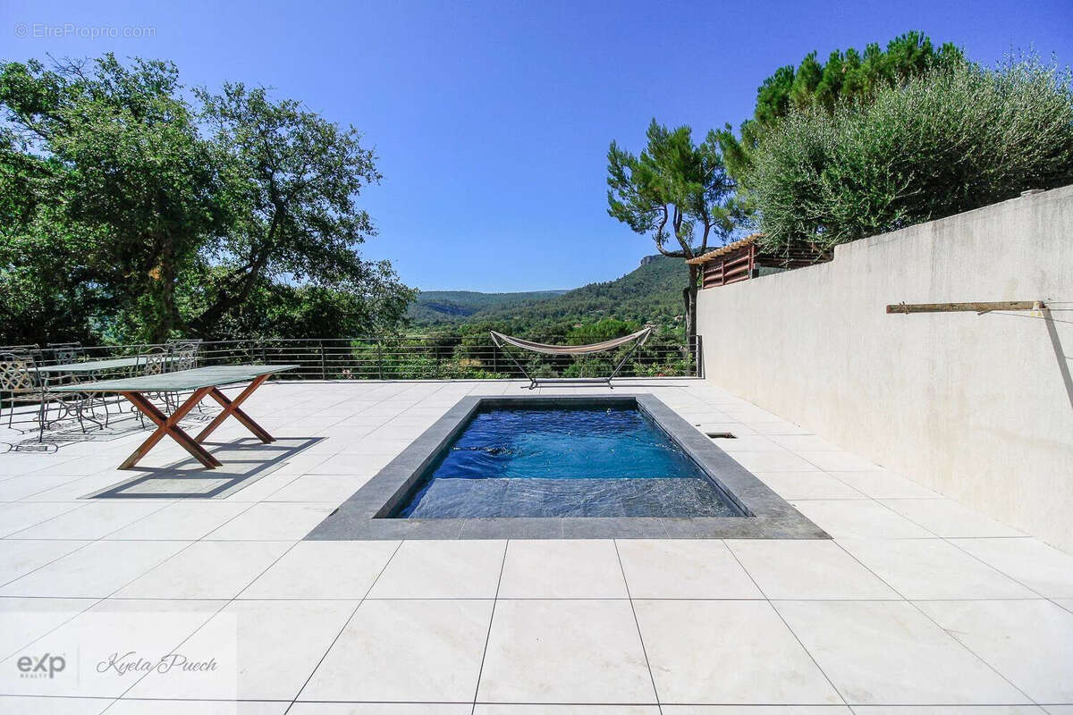 Kyela Puech, exp Luxury présente villa rénovée, trois chambres, grande cuisine, vue imprenable, possibilité d'agrandir, climatisation réversible, piscine et jardin  - Maison à TOURVES