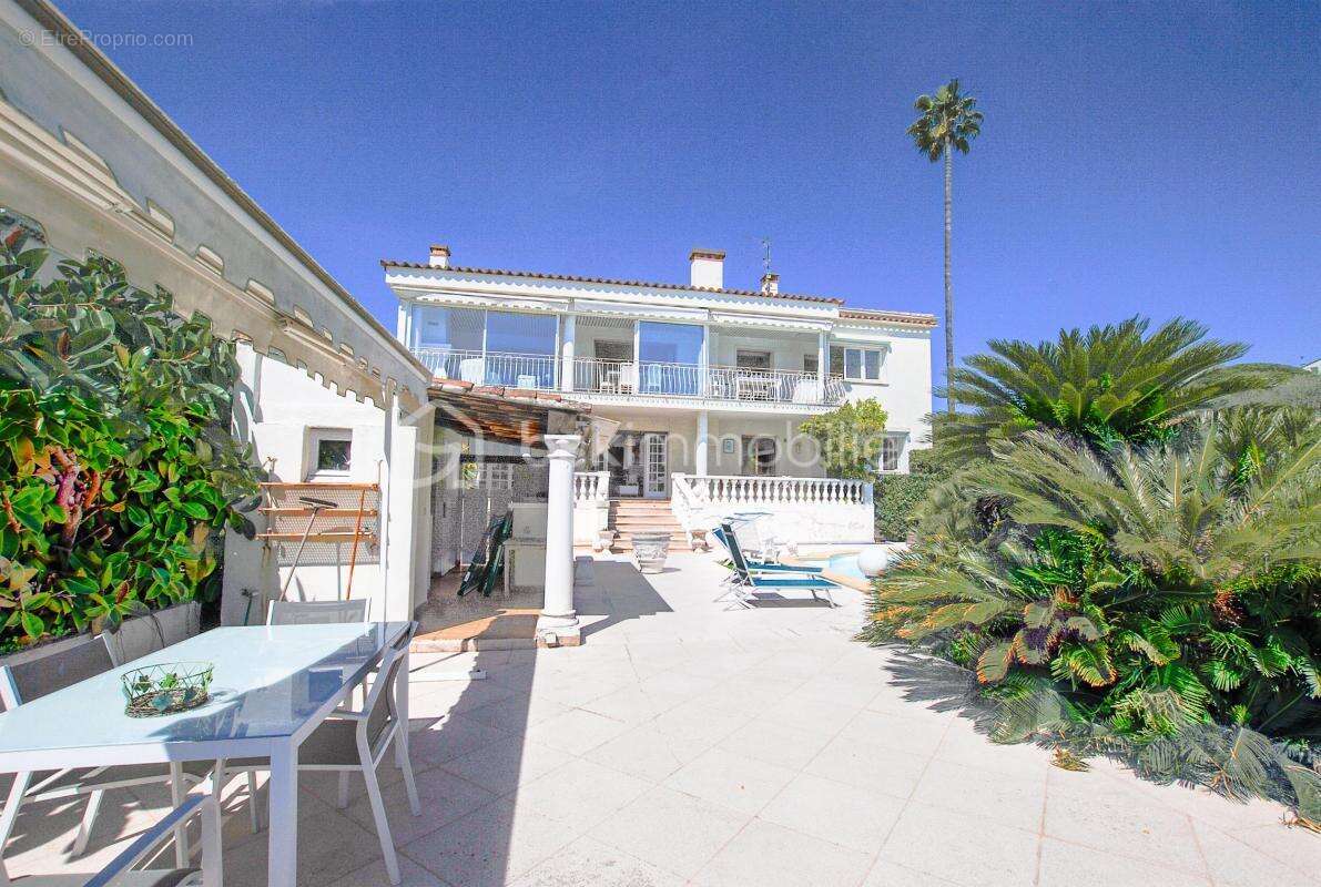 Vue mer panoramique – 320 m² – Maison, appartement et 3 studios indépendants – Piscine - photo 18
