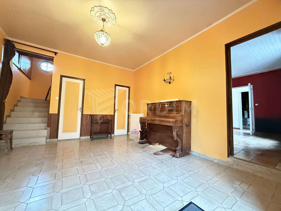 Demeure Cernoy En Berry 16 pièce(s) 575 m² sur 17586 m² - photo 3