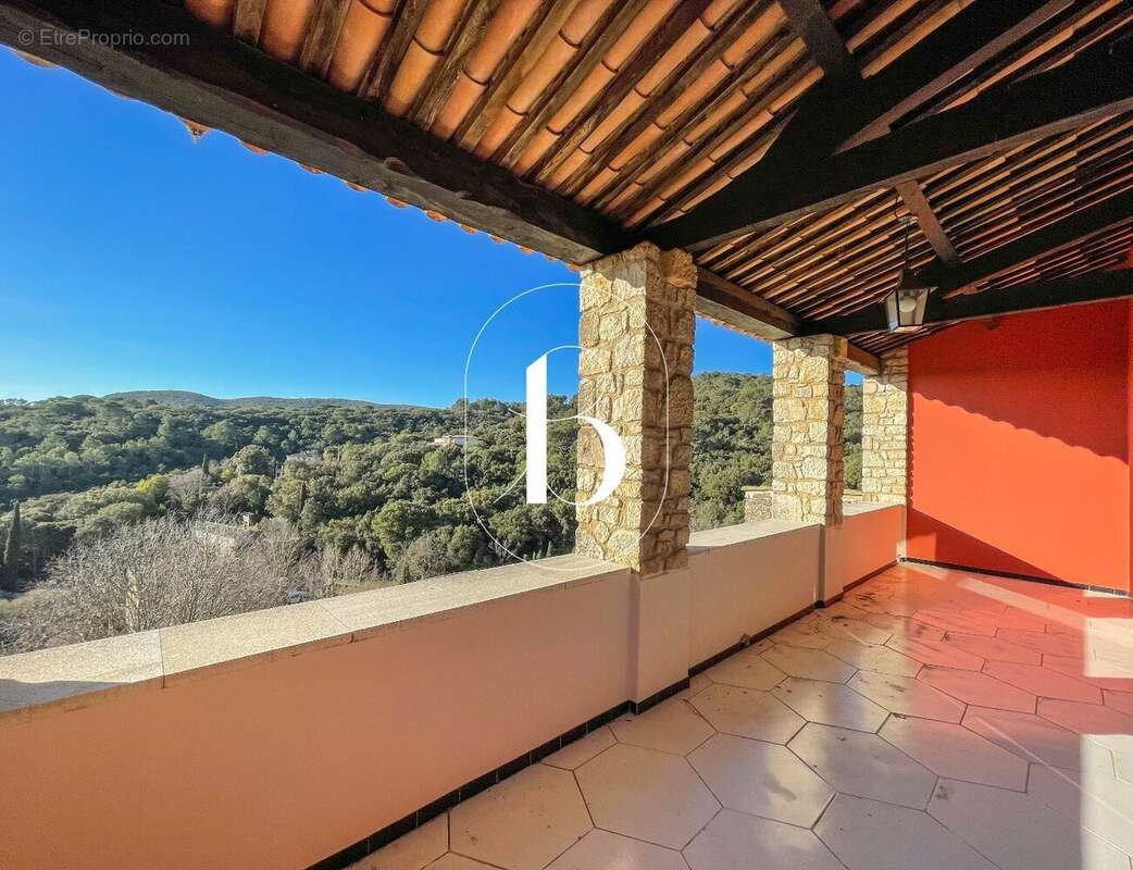 Maison à LA ROQUE-SUR-CEZE