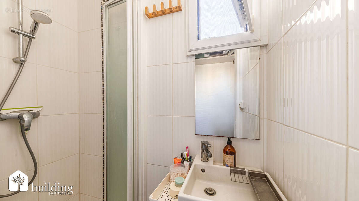 Studio 25 m² à deux pas du métro Louise Michel - photo 5