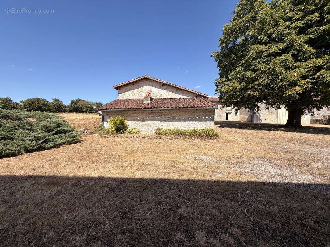 Charmante propriété de caractère avec plus de 2 hectares, grange, cave voûtée et dépendance aménageable à proximité de Ruffec - photo 17