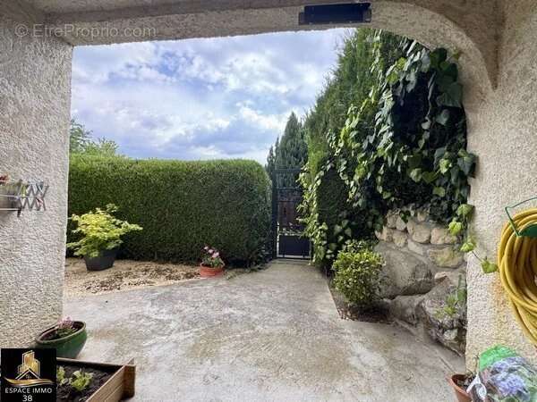 Appartement en rez-de-jardin avec garage et cave - photo 3