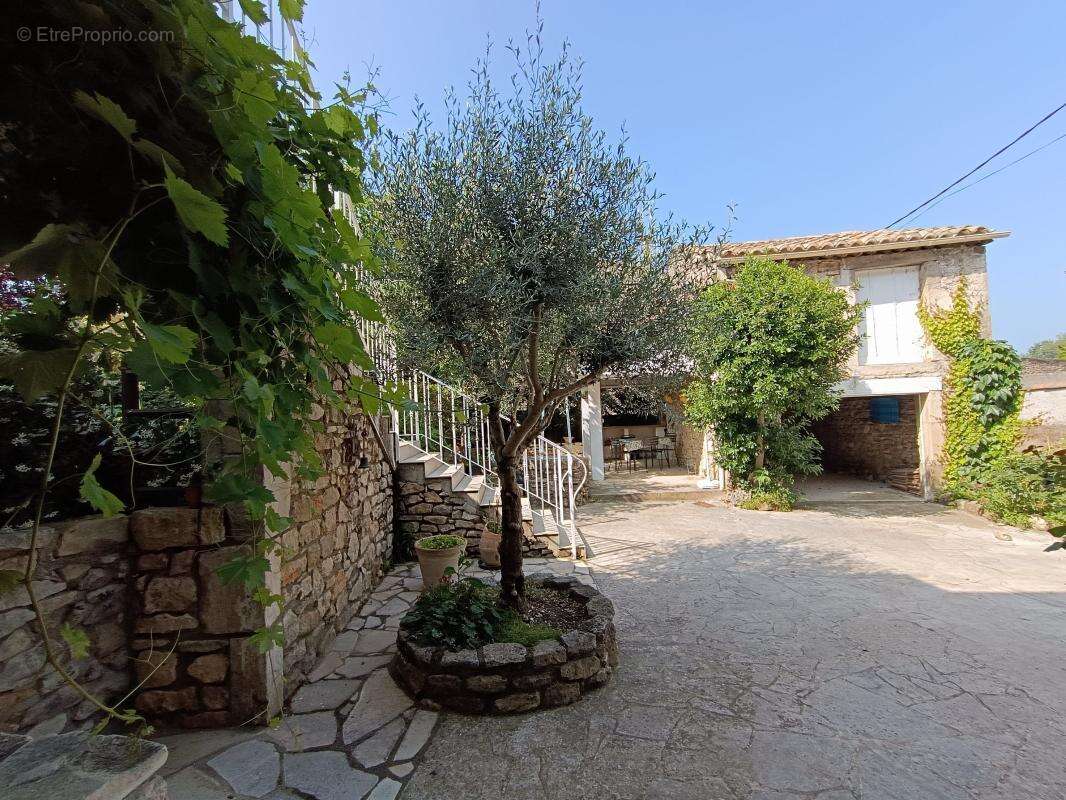 Maison à SAINT-JEAN-DE-MARUEJOLS-ET-AVEJAN
