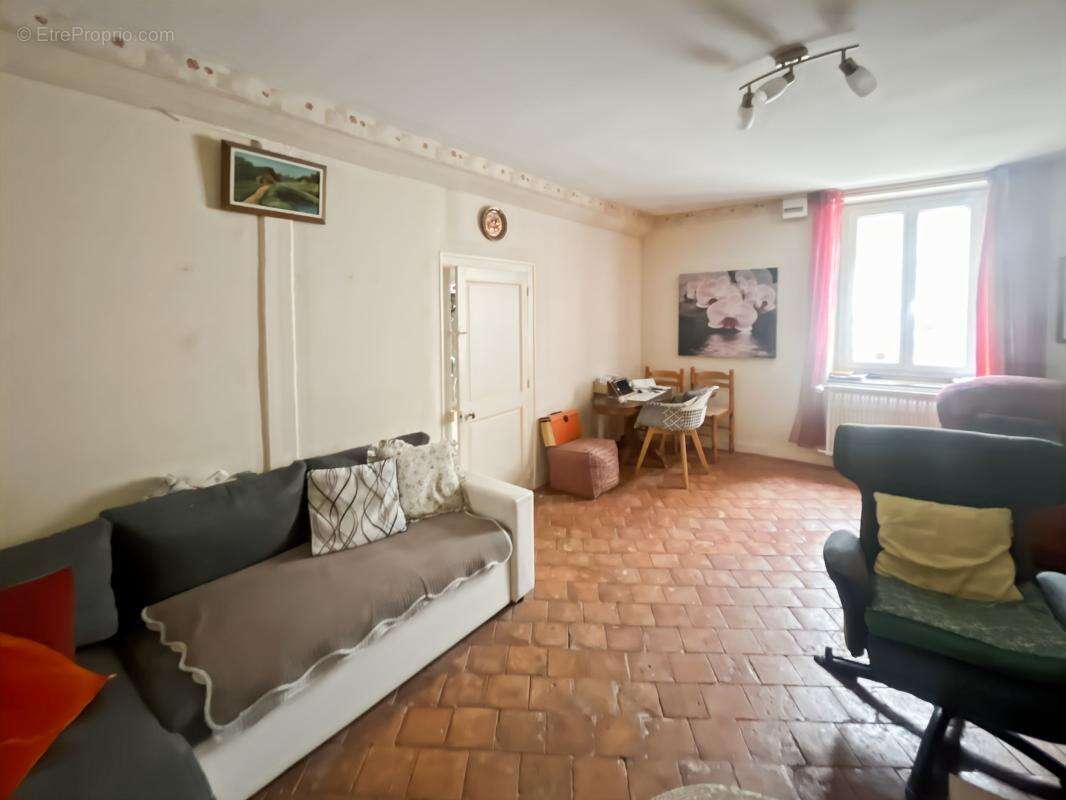  Bien à rénover à fort potentiel au cœur du centre historique de Chécy 45430  Dépendance, cave, combles aménageables, terrain ar - photo 3