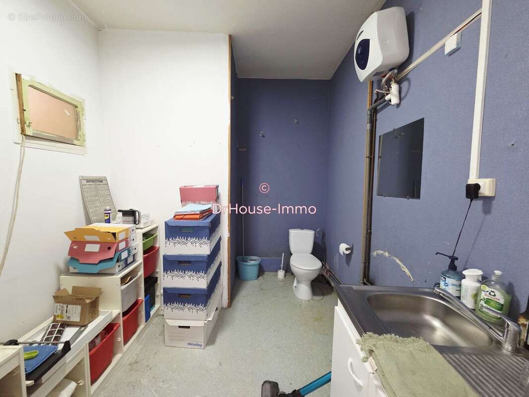 Parking à NISSAN-LEZ-ENSERUNE