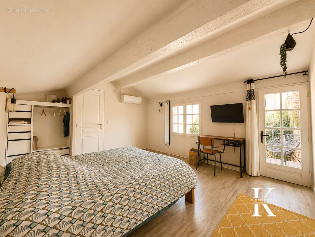 Chambre mansardée chaleureuse et lumineuse - Maison à AIGUES-MORTES