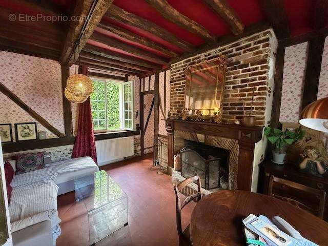 Maison à SAINT-MARTIN-DE-BIENFAITE-LA-CRESSONNIERE