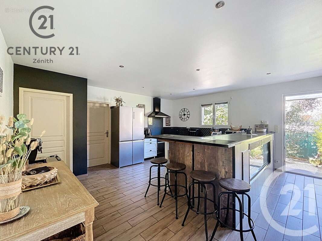 Maison à SAINT-LAURENT-DE-LA-SALANQUE