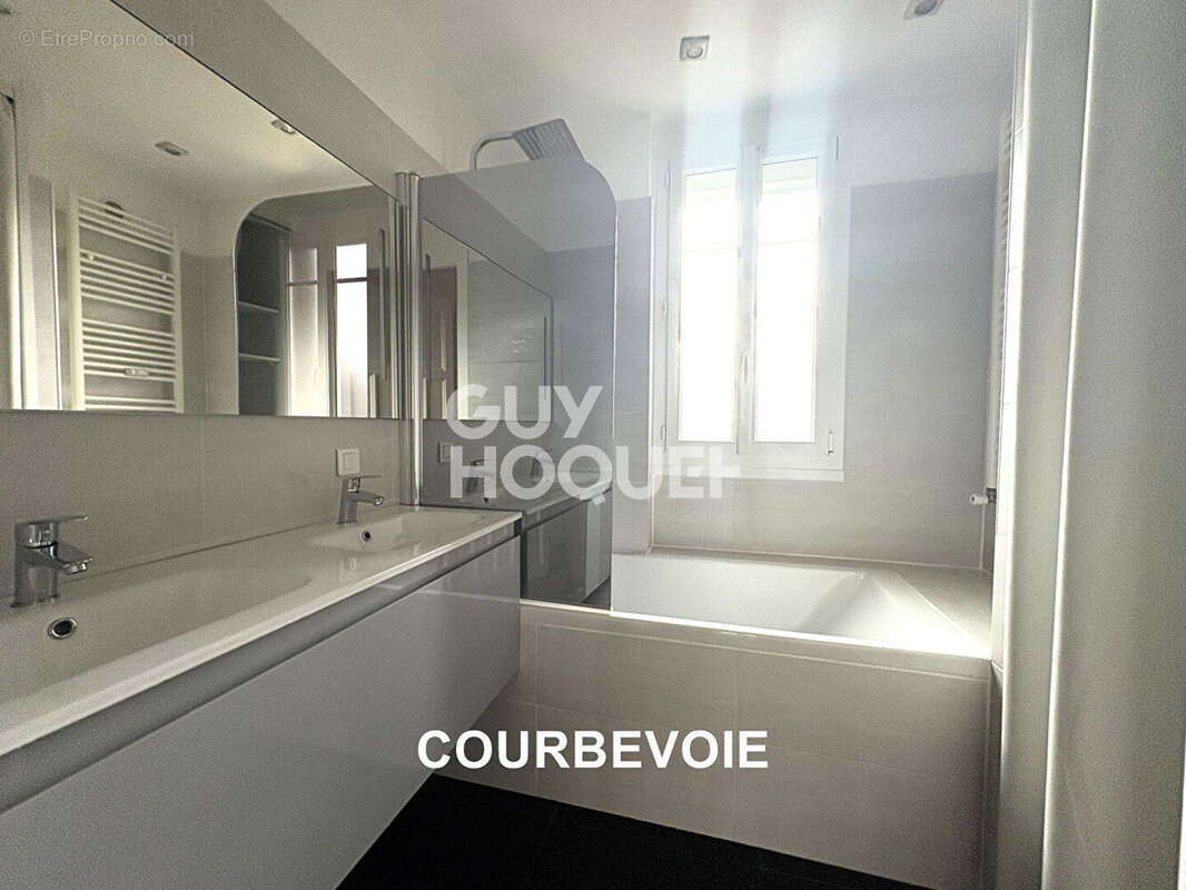 Appartement à COURBEVOIE