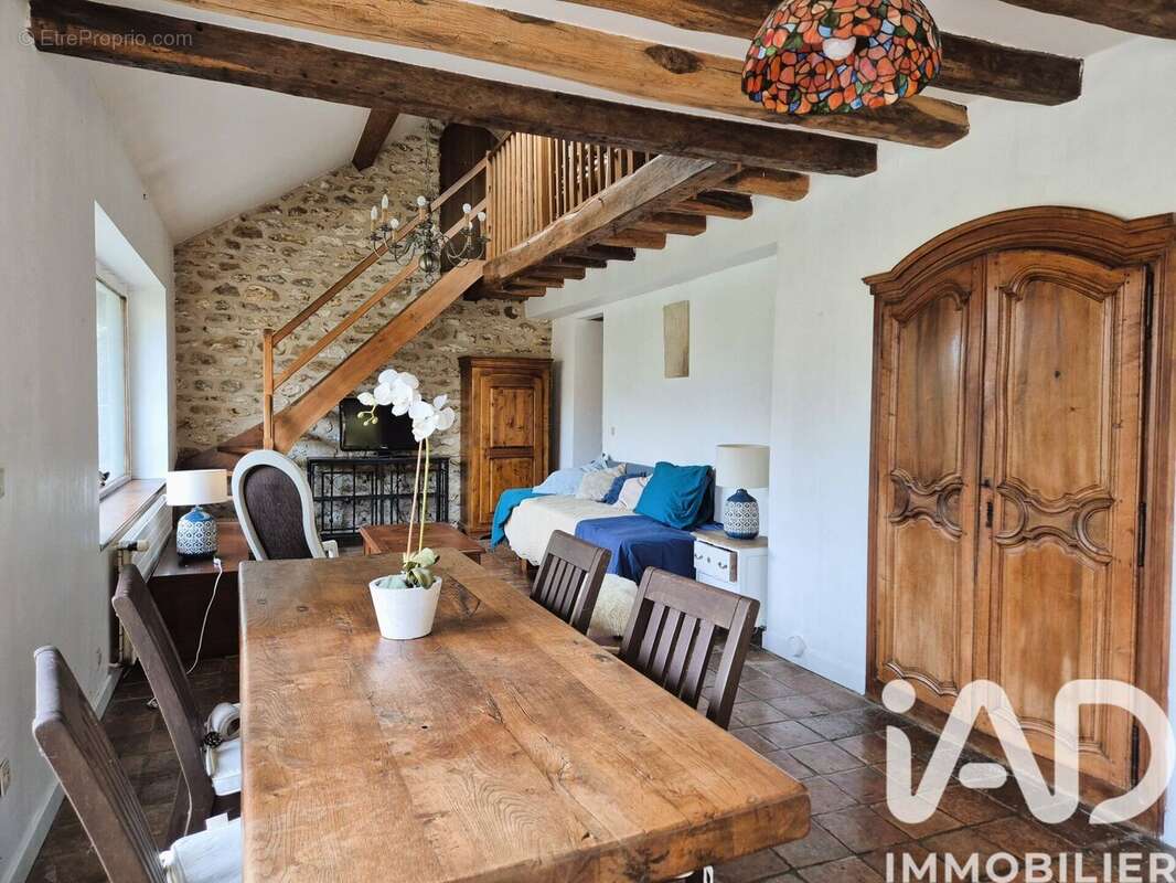 Maison 250 m² à La Celle-Les-Bordes  - photo 2