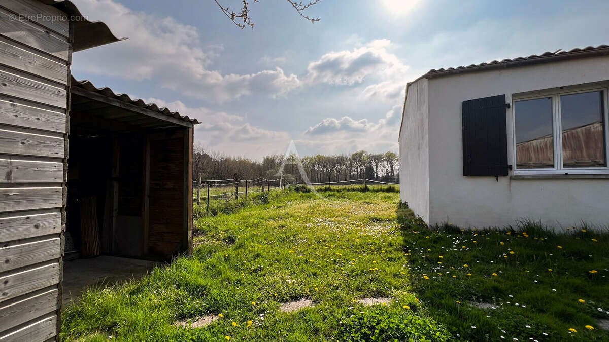 Maison à CHAILLEVETTE