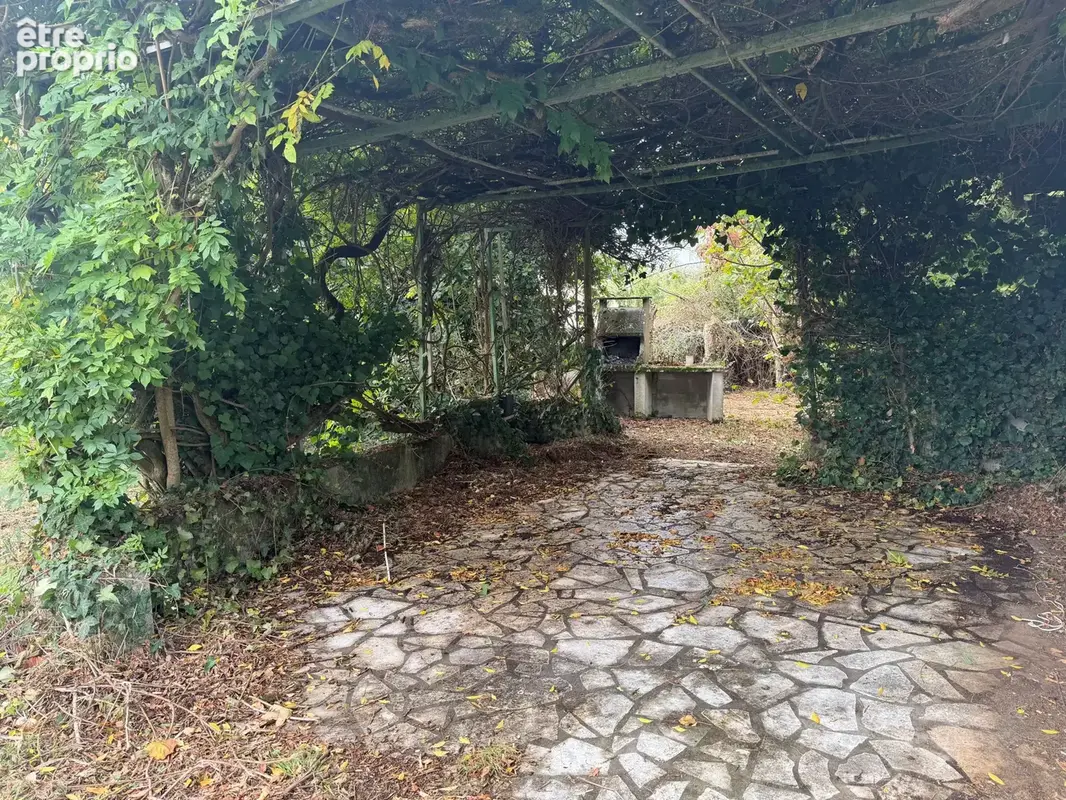 Maison avec dépendance, double garage et terrain arboré de 1 700 m2 - photo 9