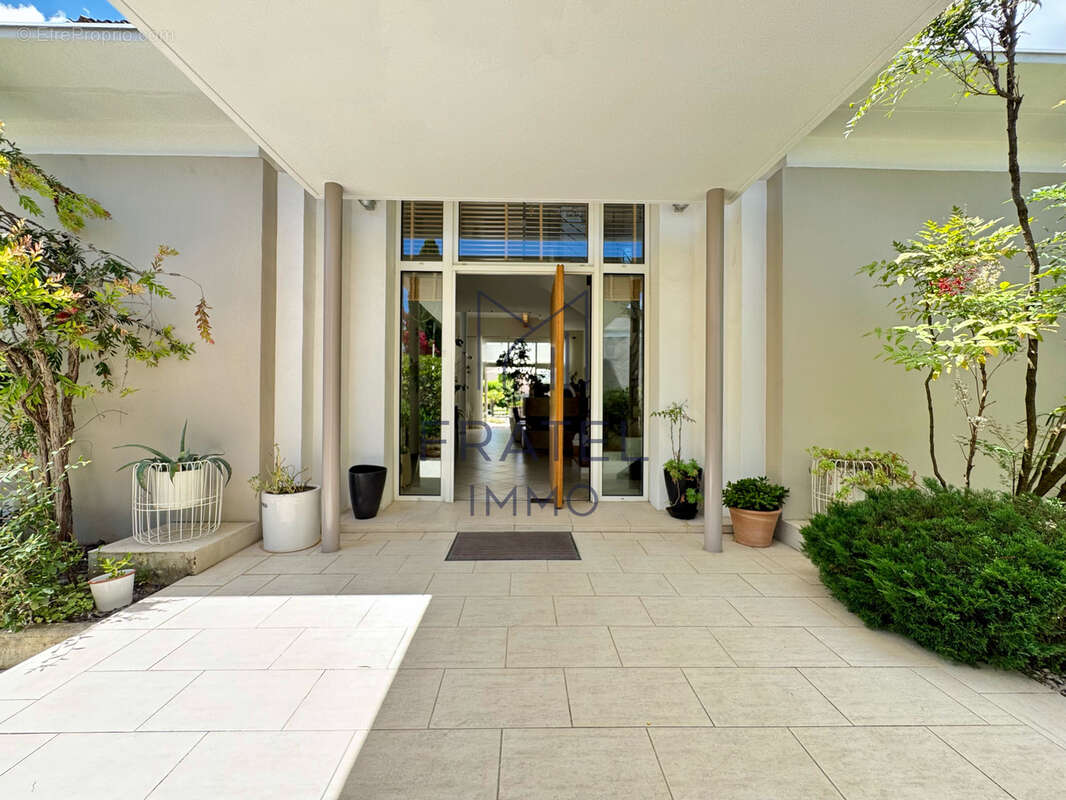 Élégante villa d'architecte T5 de 169 m2 avec piscine - photo 3