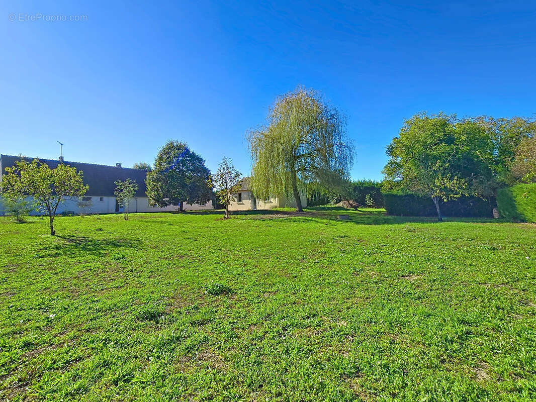 Terrain à NEUILLY-EN-DUN