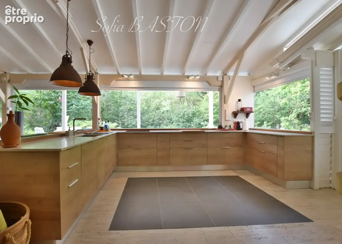Superbe villa de 345 m² habitables avec piscine et annexes - terrain plat de 2 207 m², à vendre 5/6 pièces LE DIAMANT (972) - photo 8