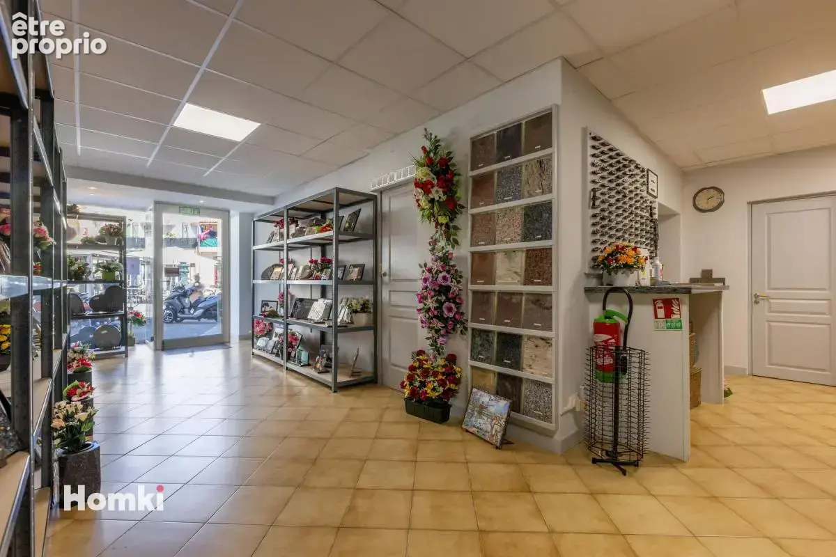 Local commercial T4 de 80 m2 en rez-de-chaussée d'une copropriété Mèze 34140 - photo 10
