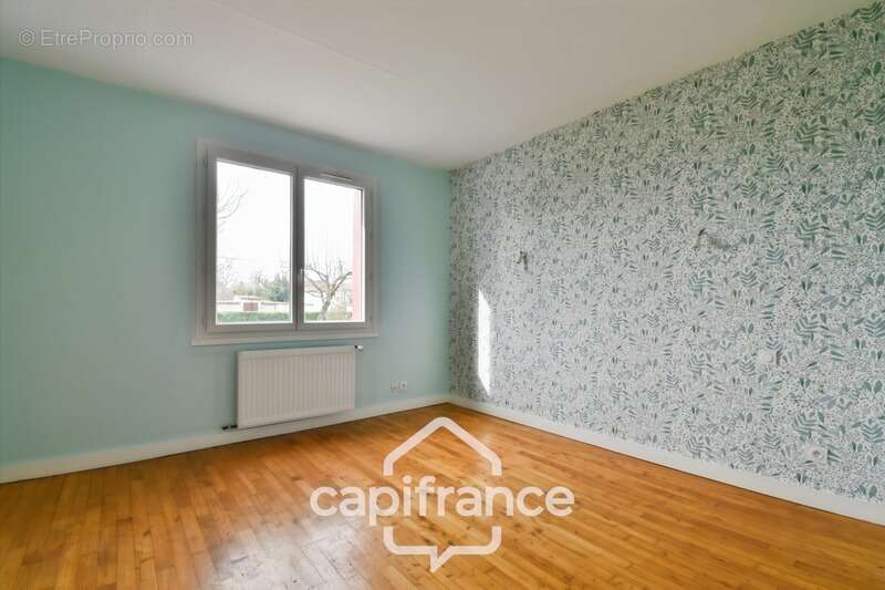 Maison à vendre entièrement rénovée, 6 pièces SAINT JEAN D'ANGELY (17), proche commerces avec jardin et garage - photo 8