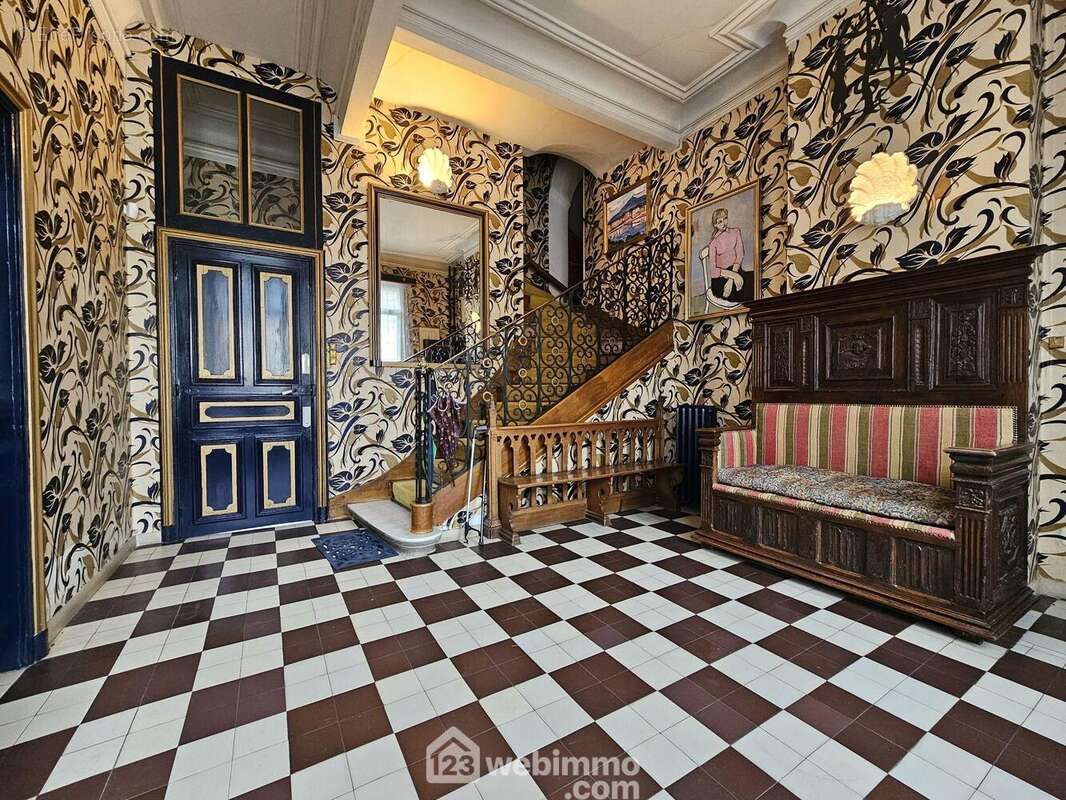 Nous commençons la visite par le vestibule de 17 m²