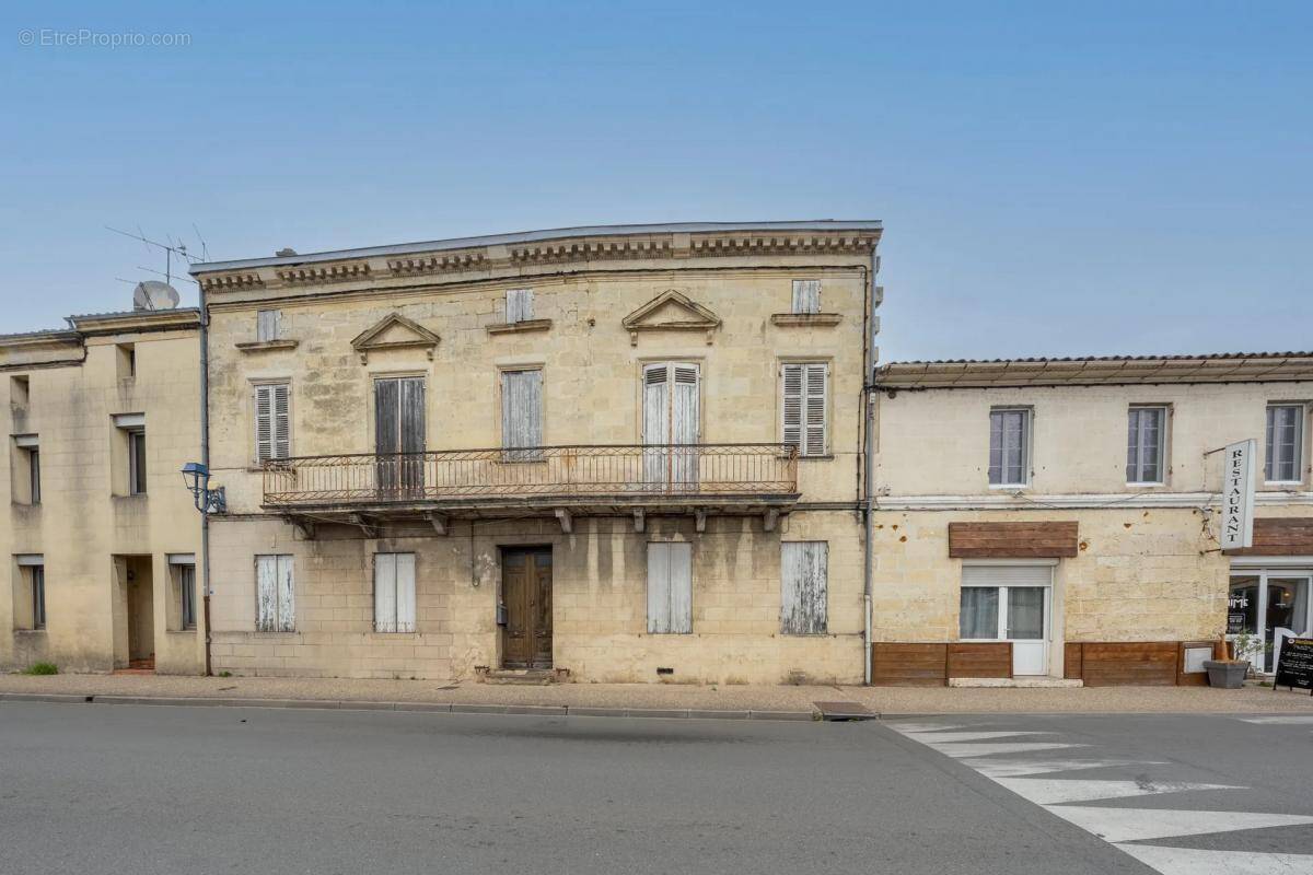Maison à SAINT-MEDARD-DE-GUIZIERES