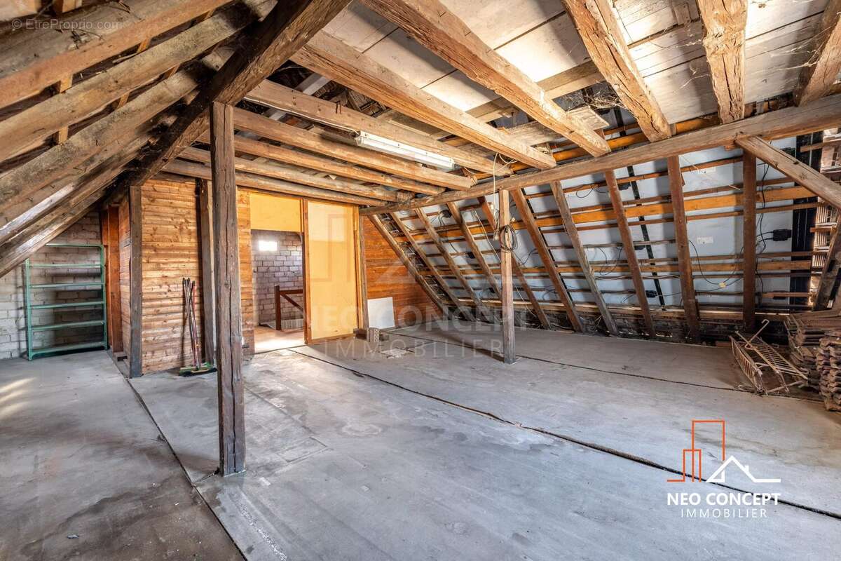 Maison familiale de caractère – 164 m² habitables – Garage double – Combles aménageables – Panneaux photovoltaïques - photo 17