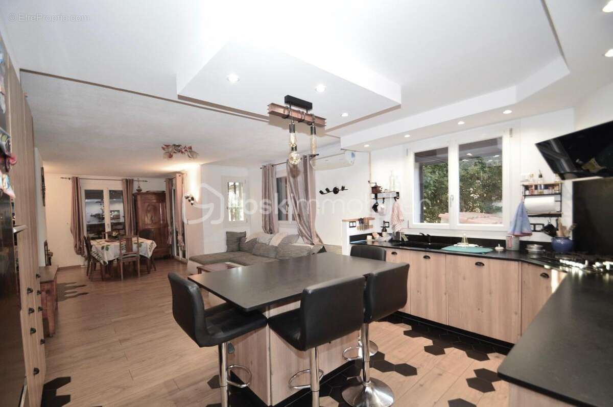 Maison à SAINT-LAURENT-DE-LA-SALANQUE