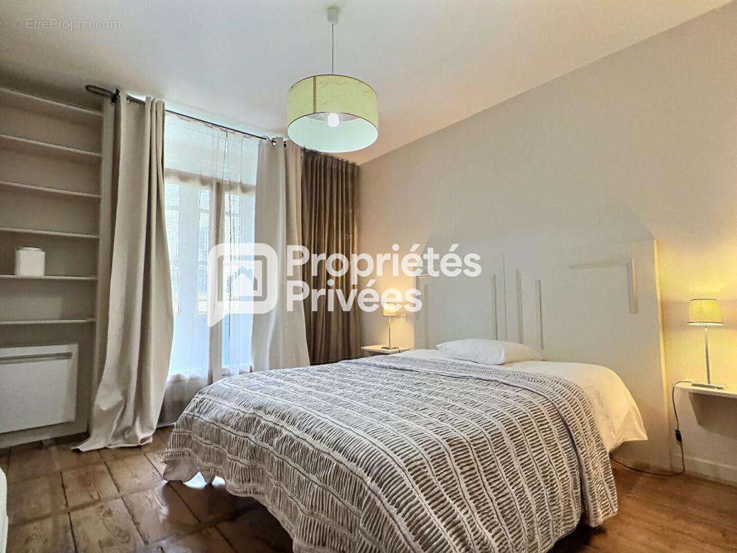 Superbe immeuble rénové d'env. 430m²  avec 7 appartements T2 meublés + 2 locaux commerciaux et caves en plein centre historique  - photo 3