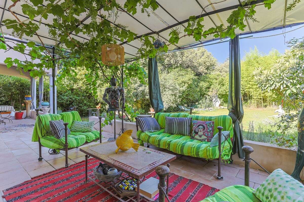 Dans le centre de castelnau le lez (34) ,ideal projet familial : magnifique bastide avec jardin et terrains constructibles - photo 5