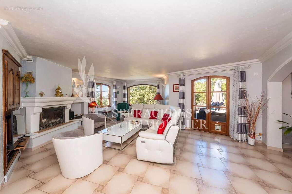 Maison à SAINT-CEZAIRE-SUR-SIAGNE