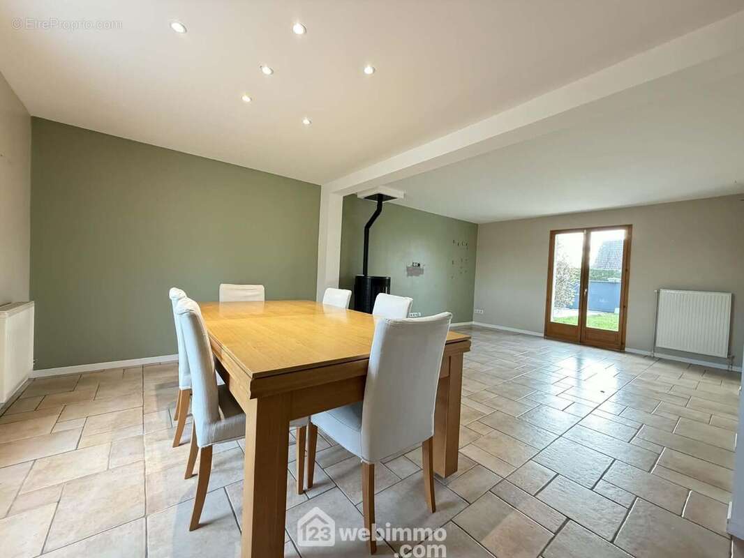 La salle à manger pour y recevoir vos convives - Maison à AUTREVILLE