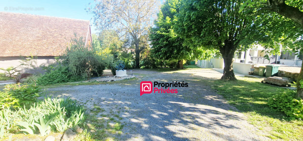 Très belle maison rénovée de 133 m² - 5 pièces - terrasses - dépendances - grange  et jardin arboré - photo 14