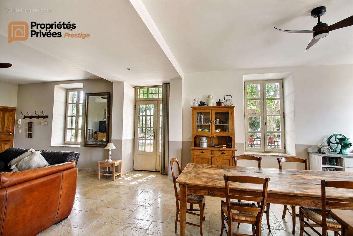 TARASCON  EN EXCLUSIVITÉ  Exceptionnel mas en pierre rénové de 364 m² habitables, offrant près de 944 m² bâtis sur un terrain cl - photo 14
