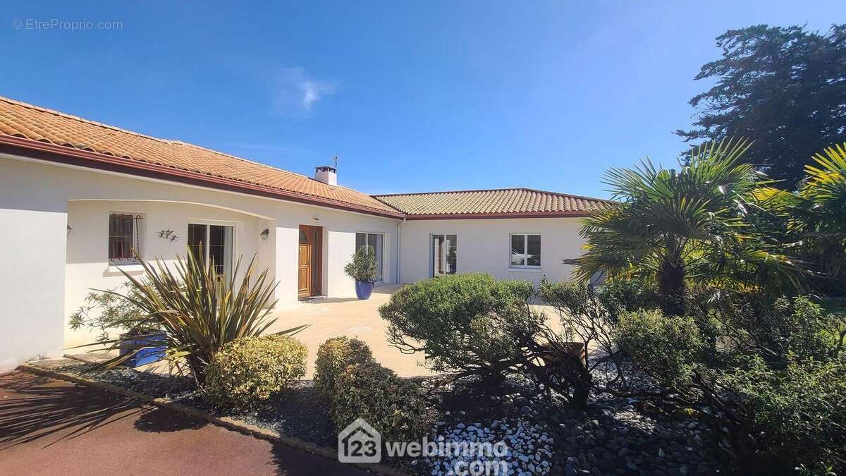 Façade ouest - Maison à TALMONT-SAINT-HILAIRE