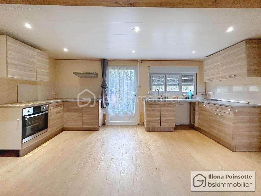 Maison à LA ROCHE-EN-BRENIL